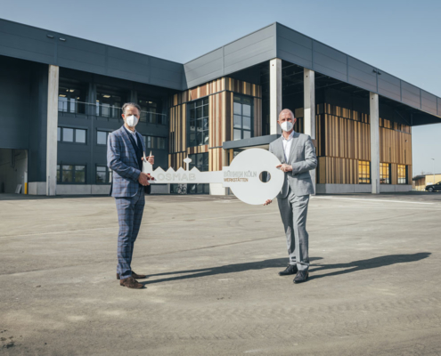 Übergabe des symbolischen Schlüssels durch Holger Kirchhof, Vorstand der OSMAB Holding AG, an Patrick Wasserbauer, den Geschäftsführenden Direktor der Bühnen.