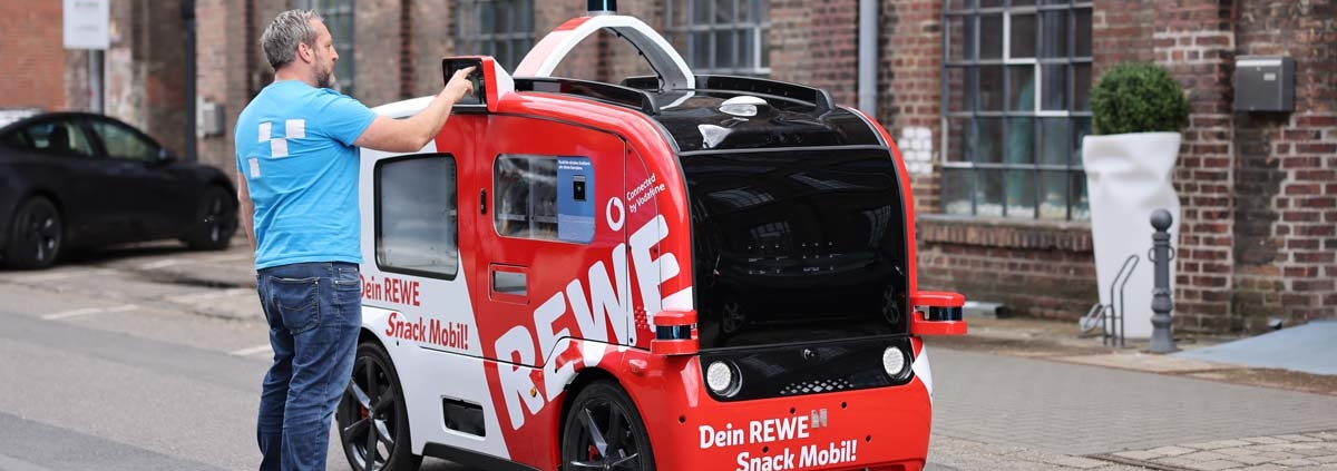 REWE Digital & Vodafone: Europas erster autonom fahrender Kiosk versorgt Passanten mit Snacks und Getränken.