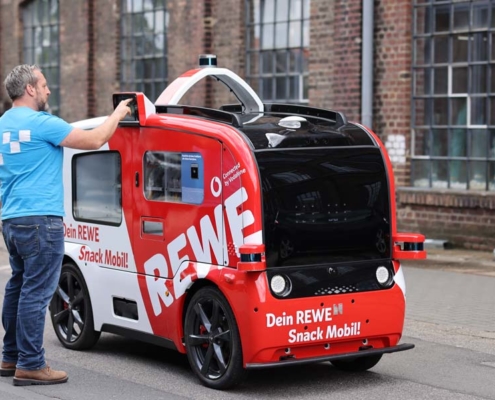 REWE Digital & Vodafone: Europas erster autonom fahrender Kiosk versorgt Passanten mit Snacks und Getränken.