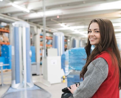 Mitarbeiterin im Verteilzentrum