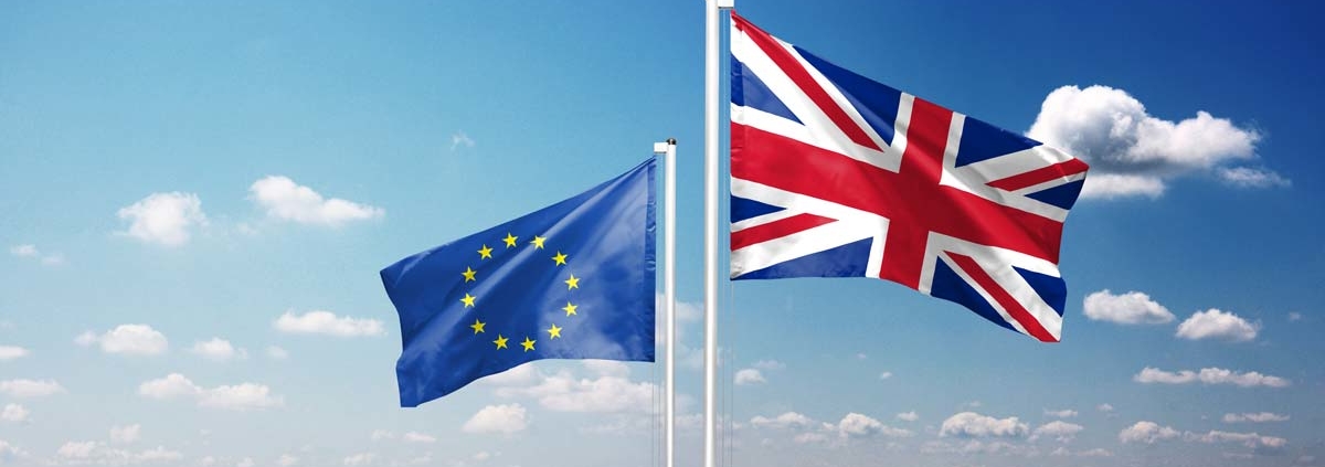 Flaggen der EU und Großbritanniens