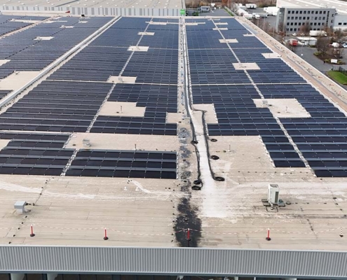 Installationsarbeiten auf dem Dach der Unit II des GLP-Logistikzentrums in Mönchengladbach