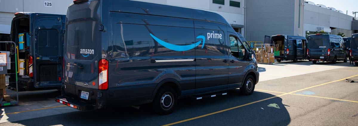 Amazon Lieferwagen im Ladebereich