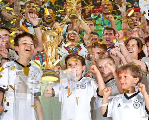 Siegerehrung mit WM-Pokal