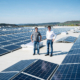 Seinen Energiebedarf am Standort deckt Wedlich mit einer Photovoltaikanlage auf dem Logistikterminal. Hier im Bild: Christian Wedlich (rechts) und ein Mitarbeiter der Herstellerfirma.
