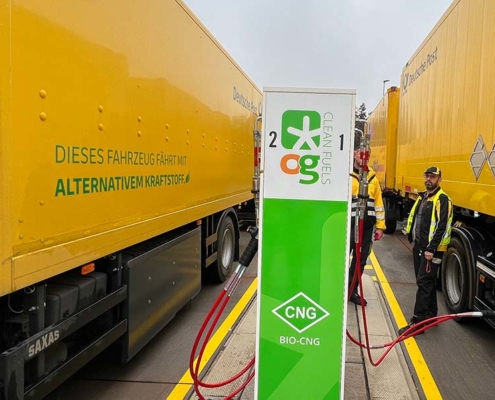 Die CNG-Lkw haben eine Tankkapazität zwischen 120 und 180 Kilogramm, mit denen sie auf eine Reichweite von ca. 500 bis 700 Kilometer kommen. Ein Tankvorgang dauert ungefähr zehn Minuten.